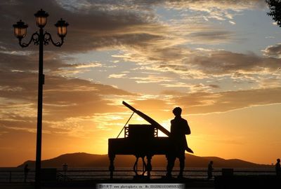 當(dāng)鋼琴鍵上流淌出黃昏的詩(shī)意